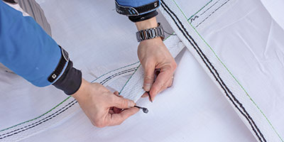 Schuttrutsche montieren Schritt 2 – Schläuche mit Kabelbindern verbinden