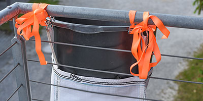 Schuttrutsche montieren Schritt 3 – Spanngurte am Objekt befestigen