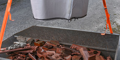 Schuttrutsche montieren Schritt 4 – unteres Ende am Container befestigen