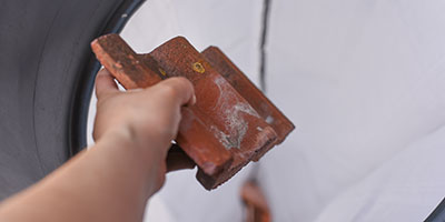 Schuttrutsche einsatzbereit – flexible Bauschuttrutsche fertig montiert