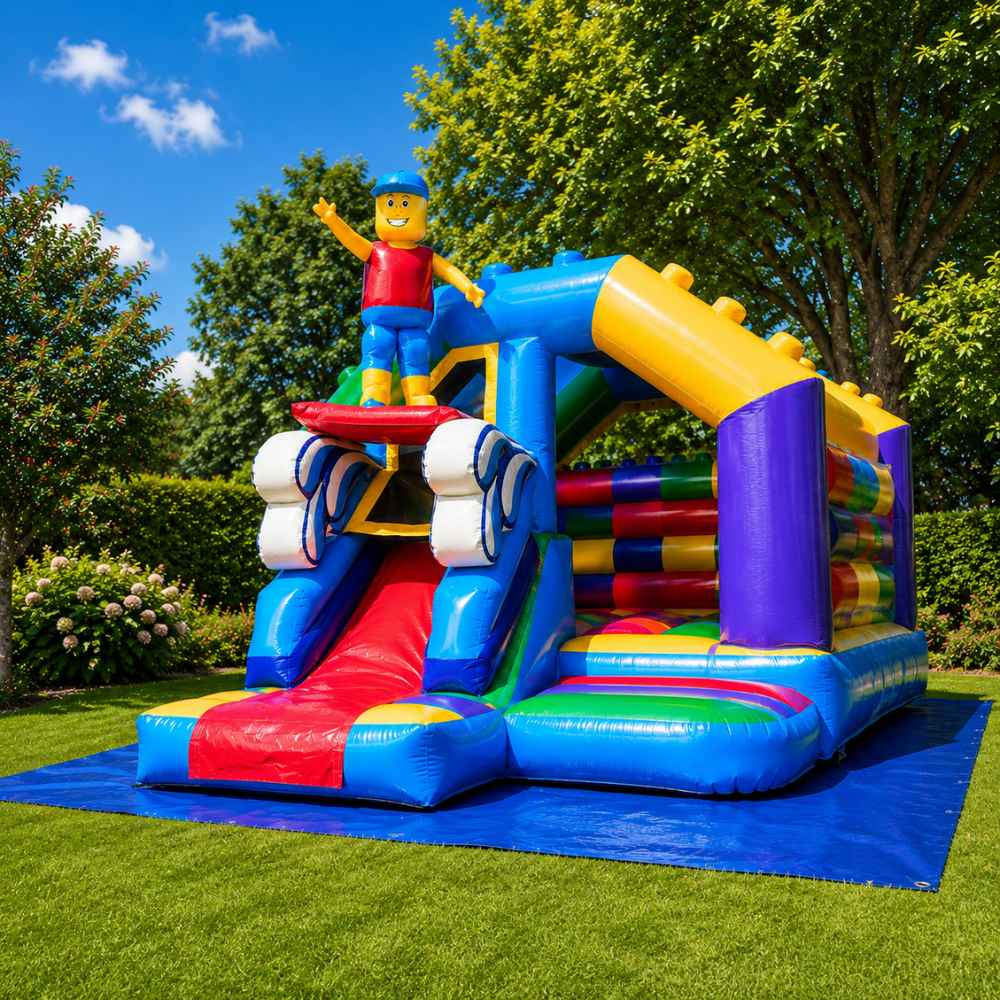 Bunte Hüpfburg im Bausteine-Design mit Rutsche, Kletterelementen und Baustein-Figur zum Mieten